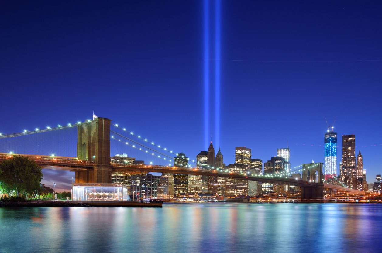 Puente de Brooklyn de noche